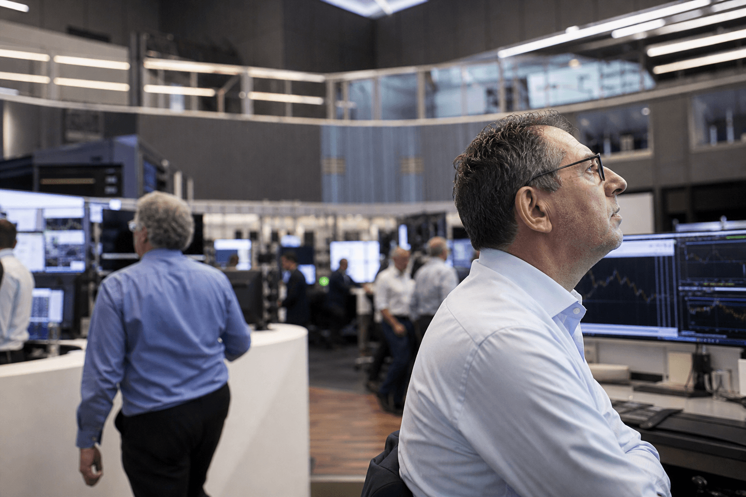 DAX tritt auf der Stelle: Warum Anleger vor Tesla, Alphabet und IBM lieber abwarten